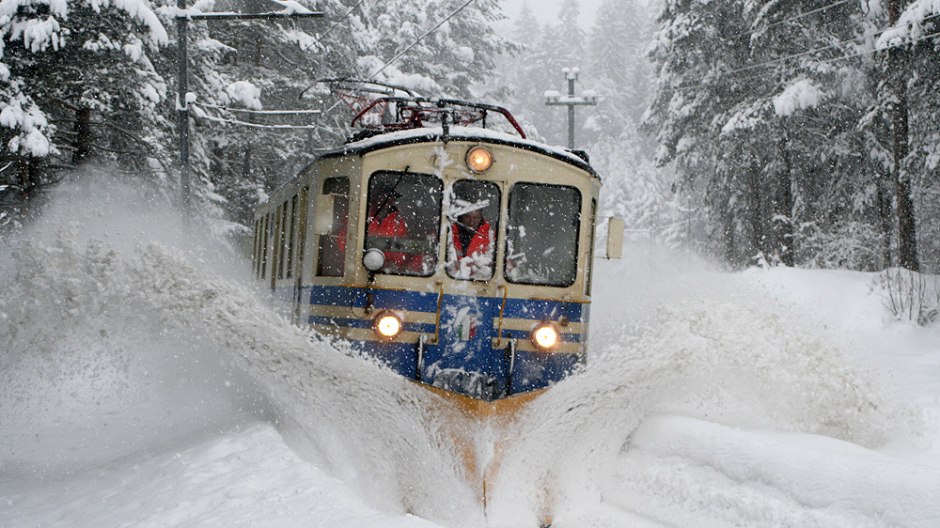 Neve sulla Vigezzina-Centovalli: guasto elettrico tra Trontano e il confine svizzero